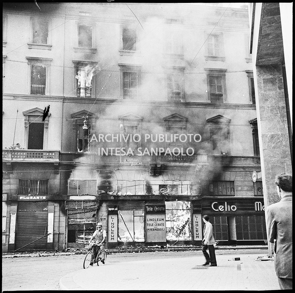 L'edificio in piazza Missori a Milano in fiamme a causa dei bombardamenti che lo hanno colpito
