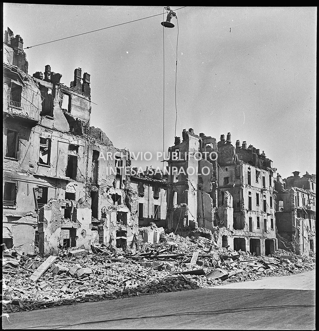 Scorcio di via Molino delle Armi a Milano con gli edifici distrutti dai bombardamenti. Le macerie sono state addossate ai lati della strada per consentire la circolazione nella via