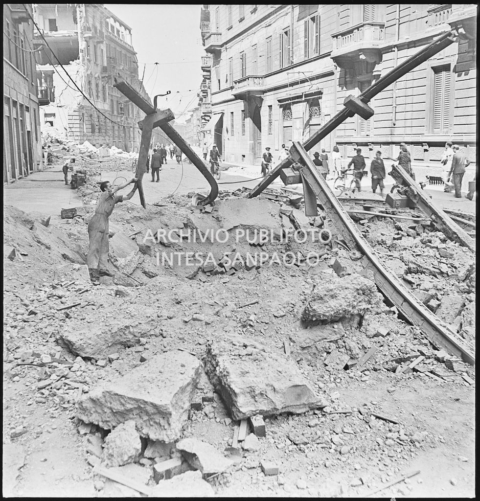 Binari divelti dai bombardamenti in corso Magenta