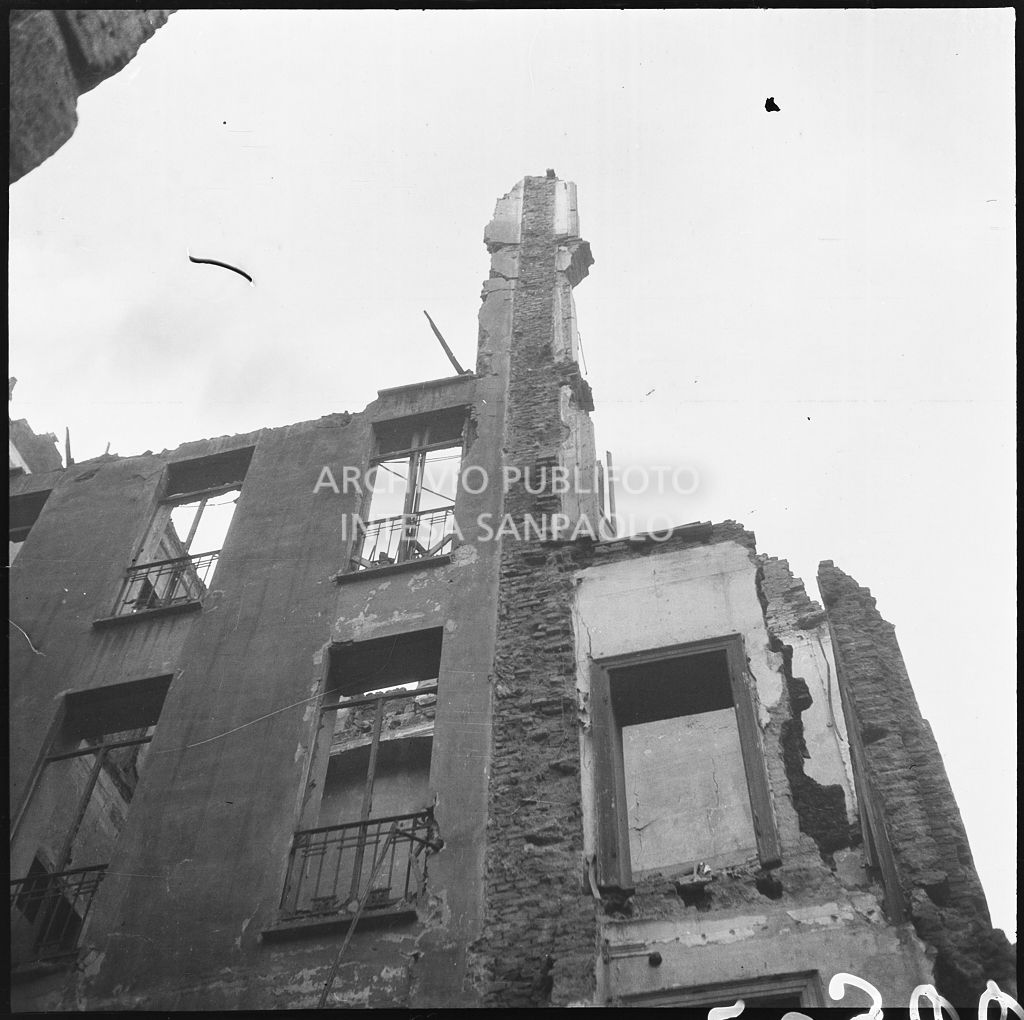 Ripresa dal basso di un edificio gravemente lesionato dai bombardamenti e pericolante