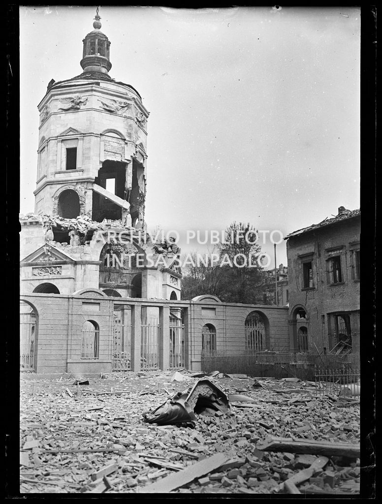 Il Monumento ai caduti, in piazza Sant'Amborgio, sventrato dai bombardamenti
