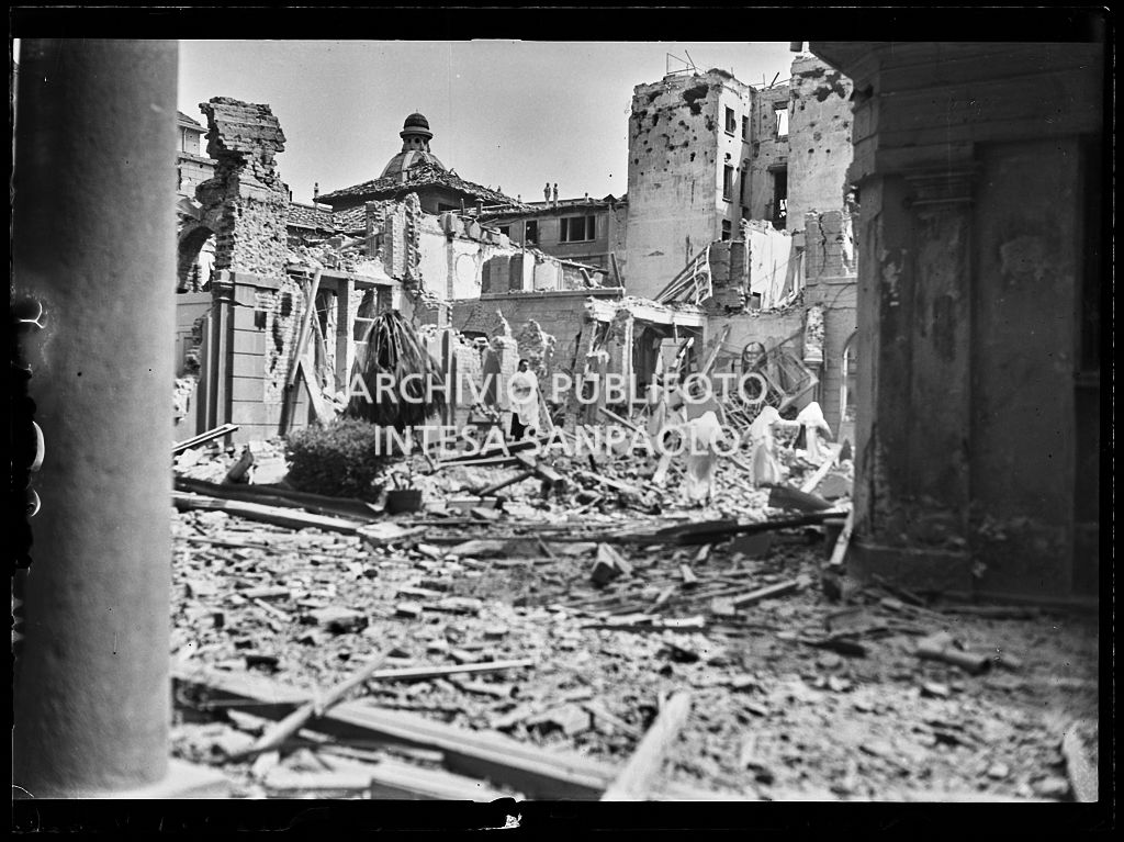 Scorcio dell'ospedale San Giuseppe distrutto dai bombardamenti: religiosi camminano tra le macerie