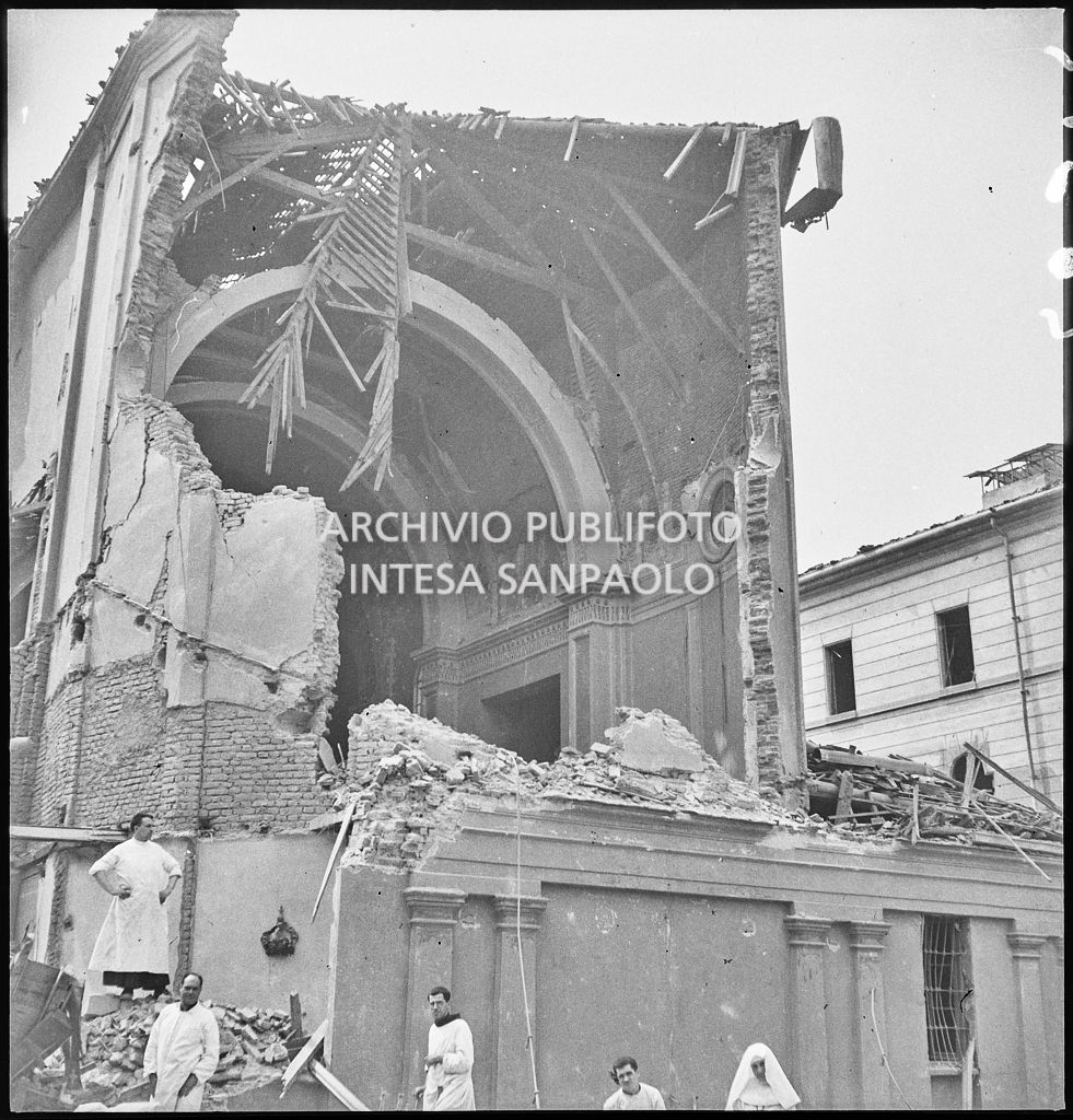 Cappella dell'Ospedale San Giuseppe distrutta dai bombardamenti; tra le macerie alcuni religiosi