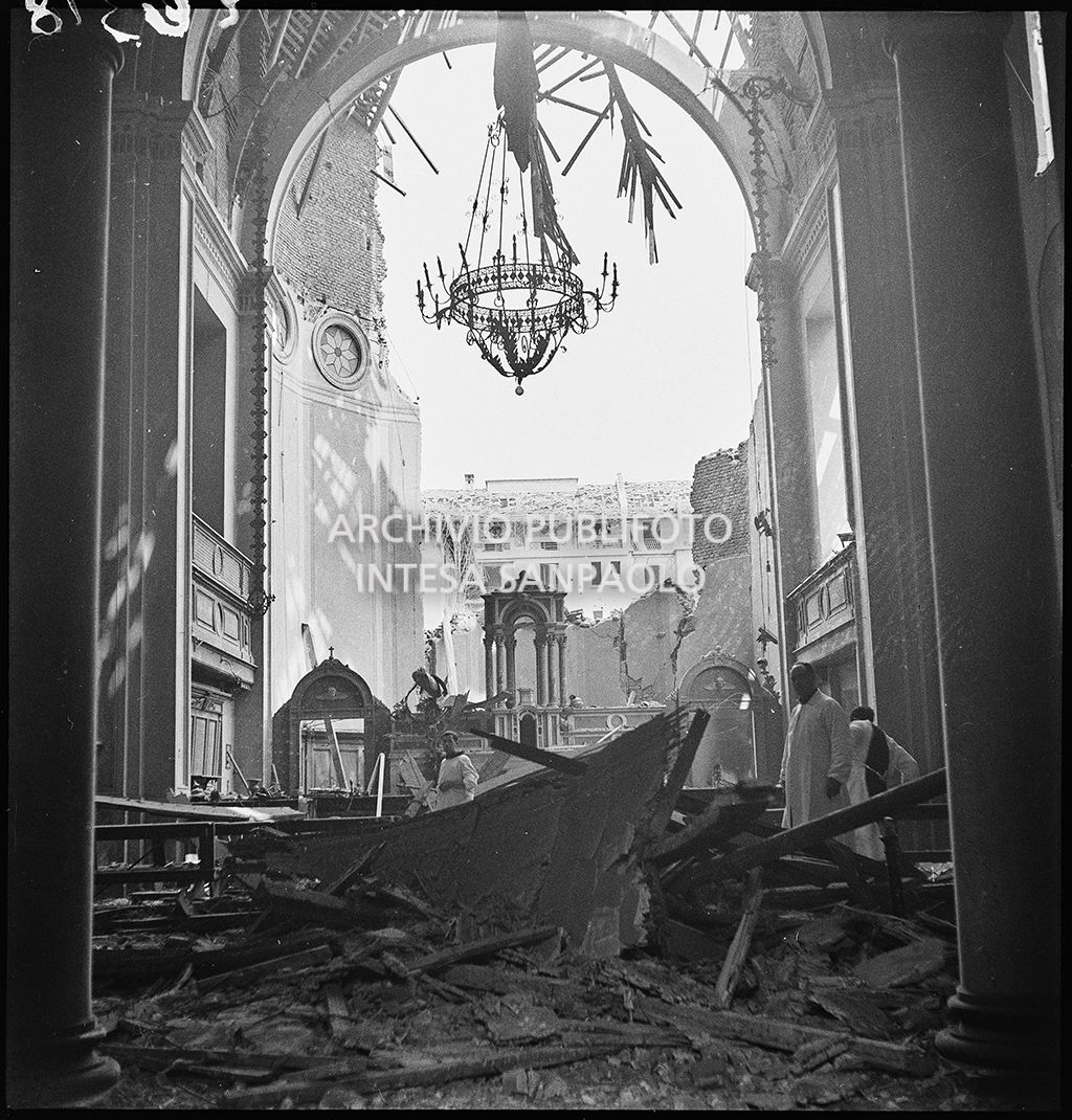Interno della cappella dell'Ospedale San Giuseppe distrutta dai bombardamenti; tra le macerie alcuni religiosi.
