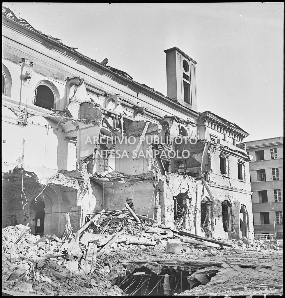 Scorcio dell'Ospedale Fatebenefratelli sventrato dai bombardamenti
