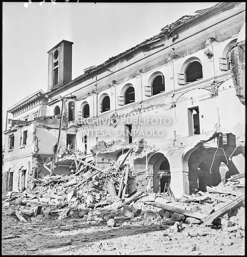 Scorcio dell'Ospedale Fatebenefratelli sventrato dai bombardamenti