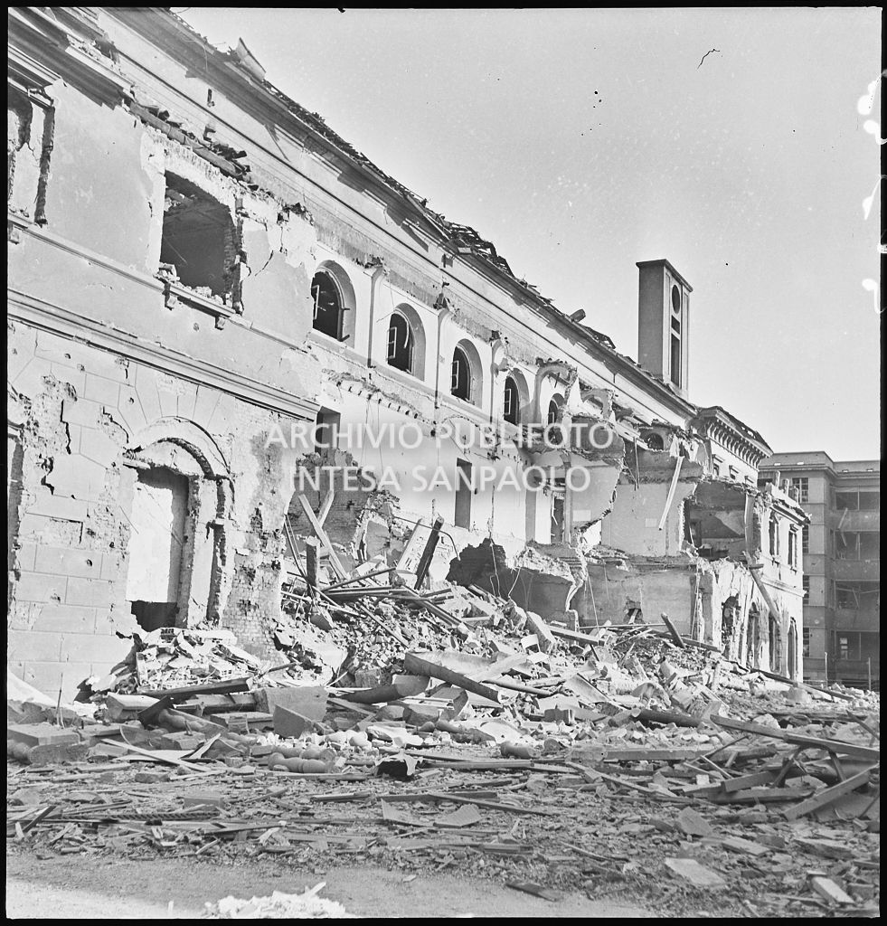 Scorcio dell'Ospedale Fatebenefratelli sventrato dai bombardamenti