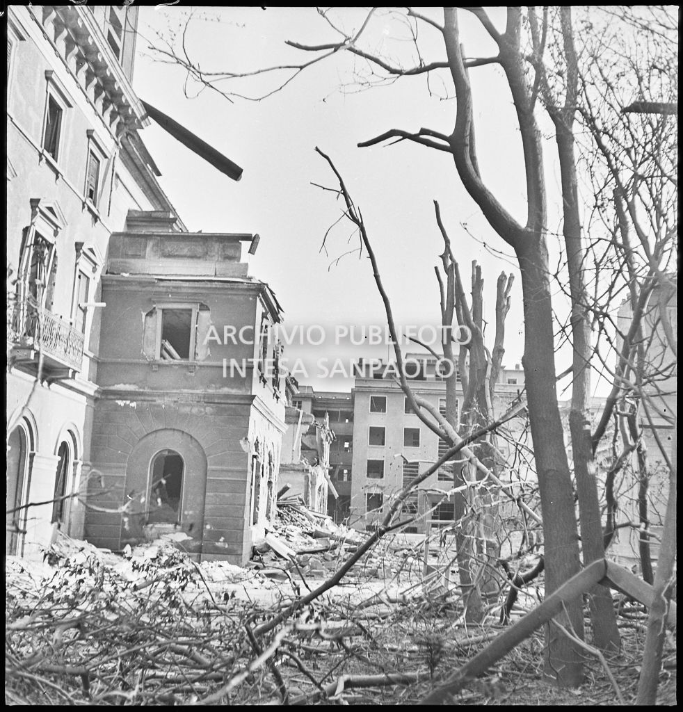 Scorcio dell'Ospedale Fatebenefratelli sventrato dai bombardamenti