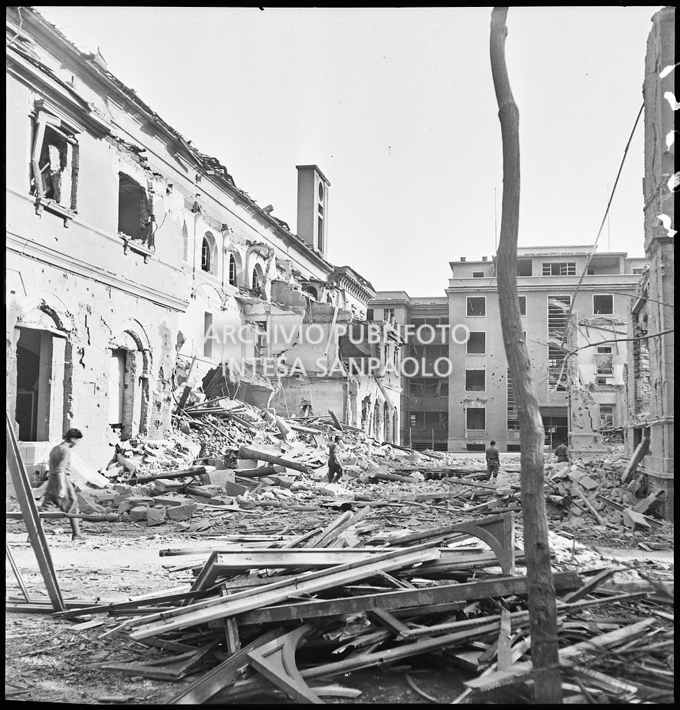 Scorcio dell'Ospedale Fatebenefratelli sventrato dai bombardamenti