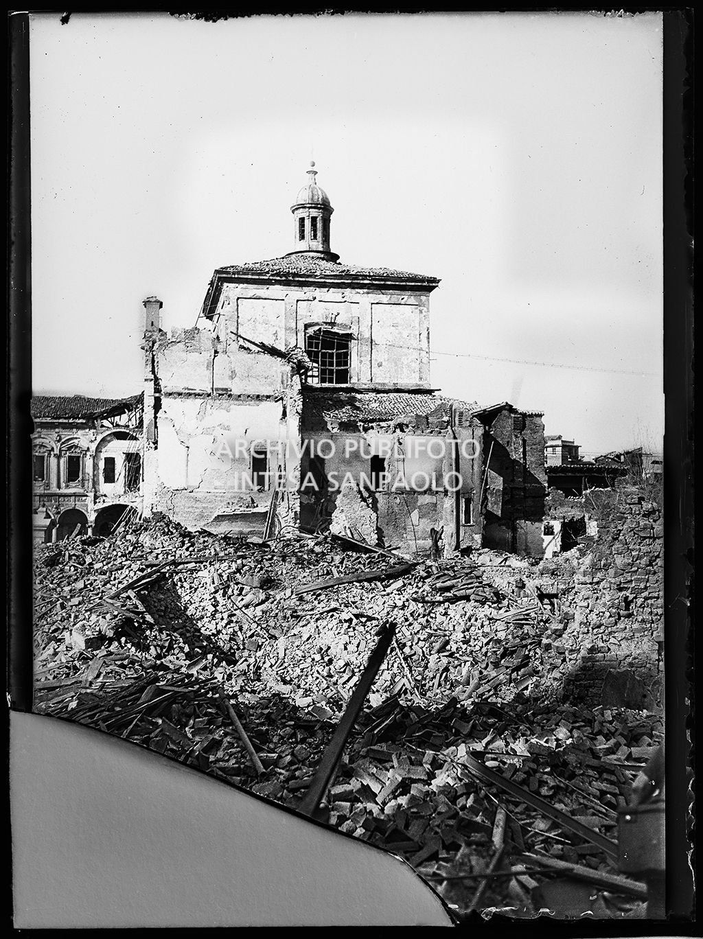La chiesa dell'Annunciata, interna alla Ca' Granda di Milano, gravemente danneggiata dai bombardamenti così come l'intero complesso. Il cortile Maggiore è completamente ingombro di macerie