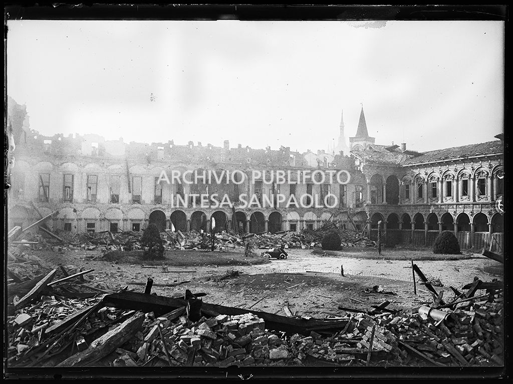 Scorcio del cortile Maggiore della Ca' Granda di Milano gravemente danneggiata dai bombardamenti.
