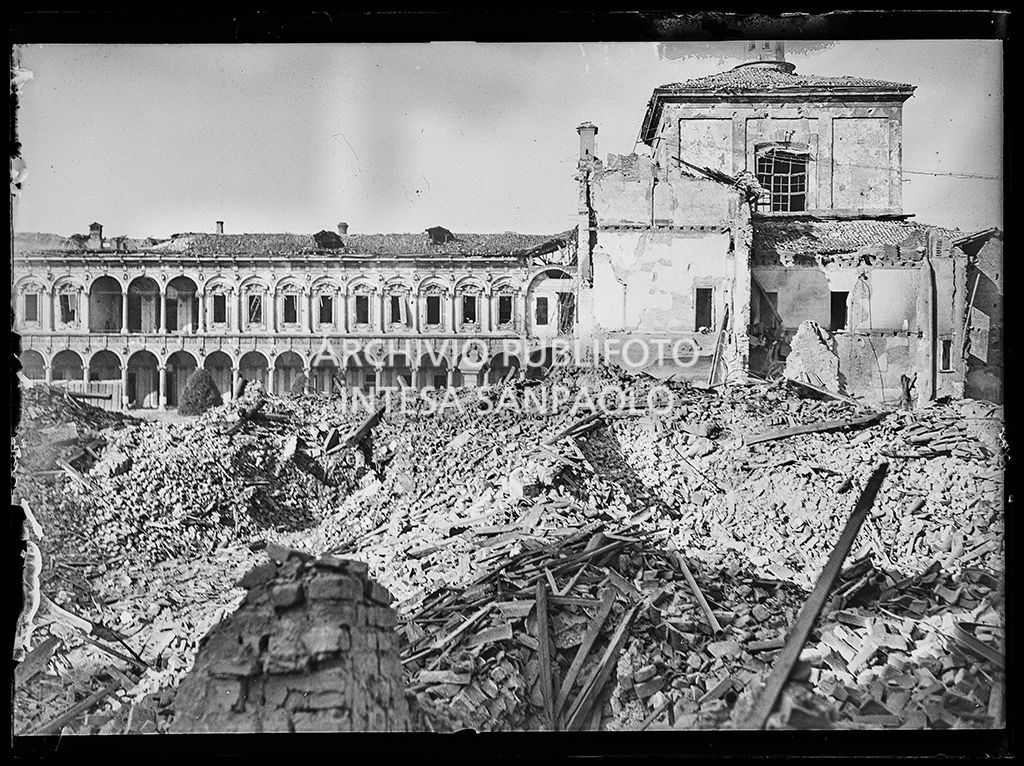 Scorcio del cortile Maggiore della Ca' Granda di Milano gravemente danneggiata dai bombardamenti così come la chiesa dell'Annunciata, interna al complesso
