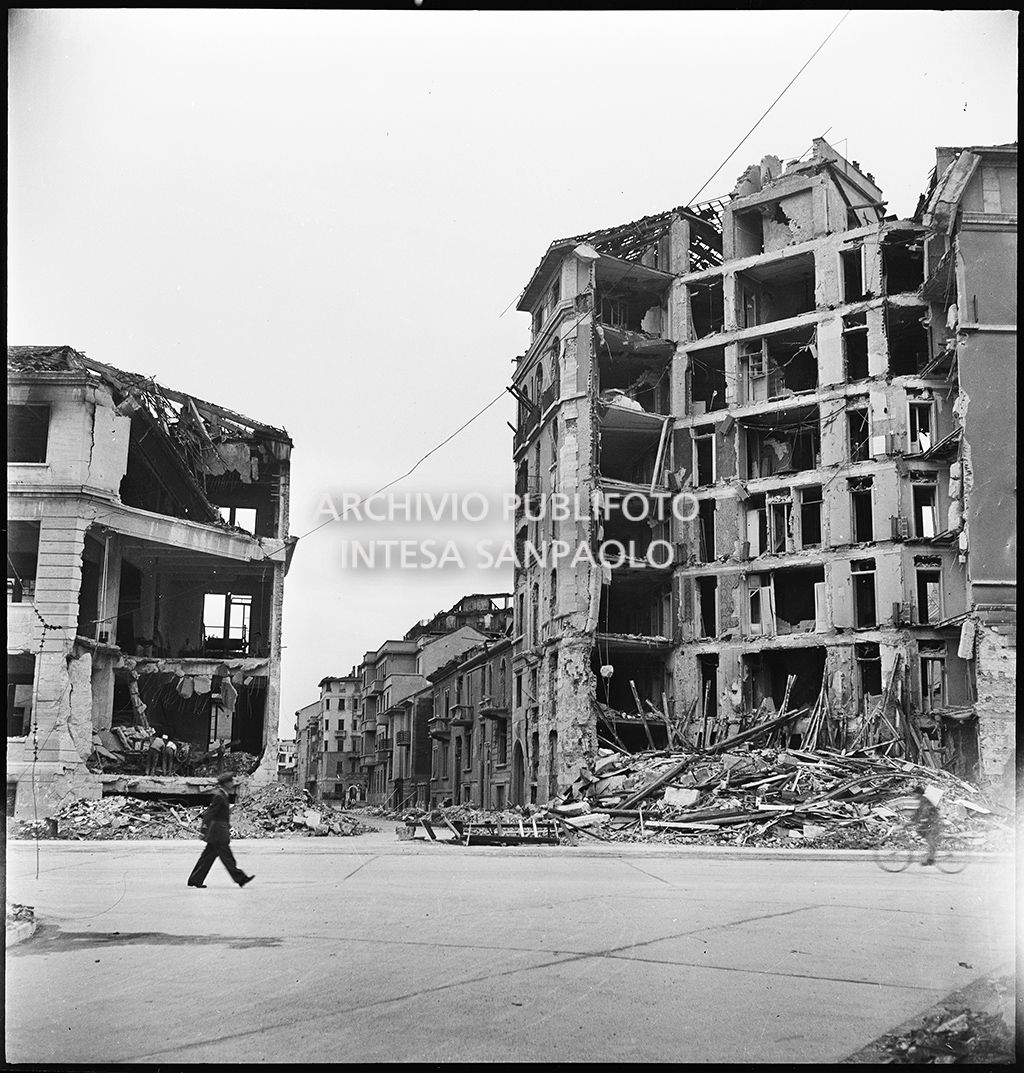 Un militare cammina in via Giovanni Pascoli circondato da edifici sventrati dai bombardamenti