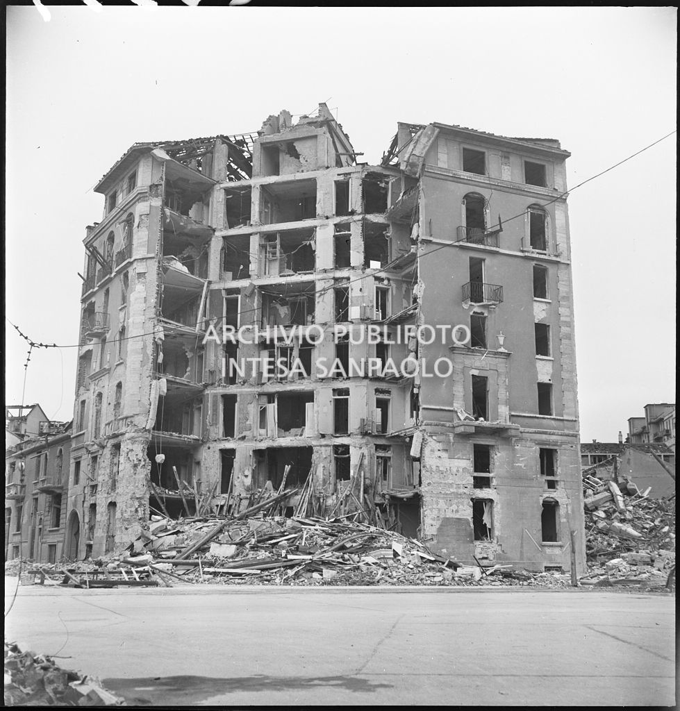 Edificio in via Giovanni Pascoli sventrato dai bombardamenti