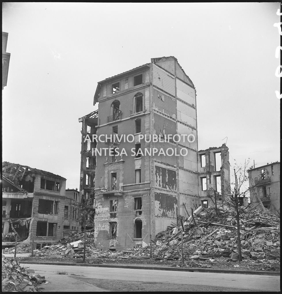 Edifici in via Giovanni Pascoli sventrati e crollati a causa dei bombardamenti