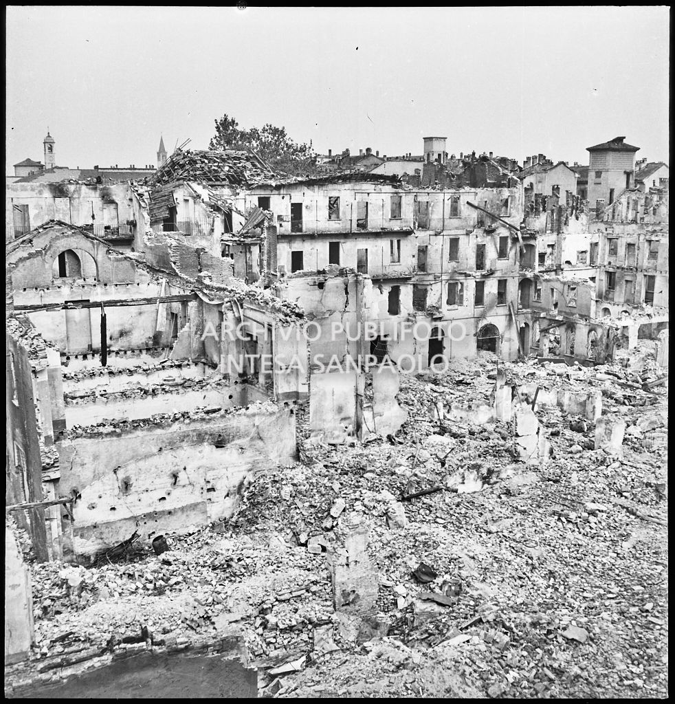Ripresa dall'alto degli edifici a ridosso di via Pavia, a Milano, distrutti dai bombardamenti