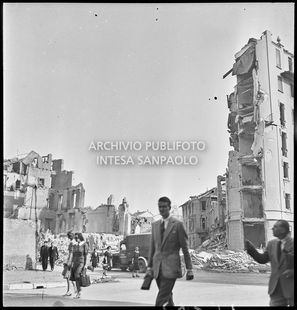 Passanti in via Piero della Francesca dopo i bombardamenti che hanno distrutto gli edifici della via