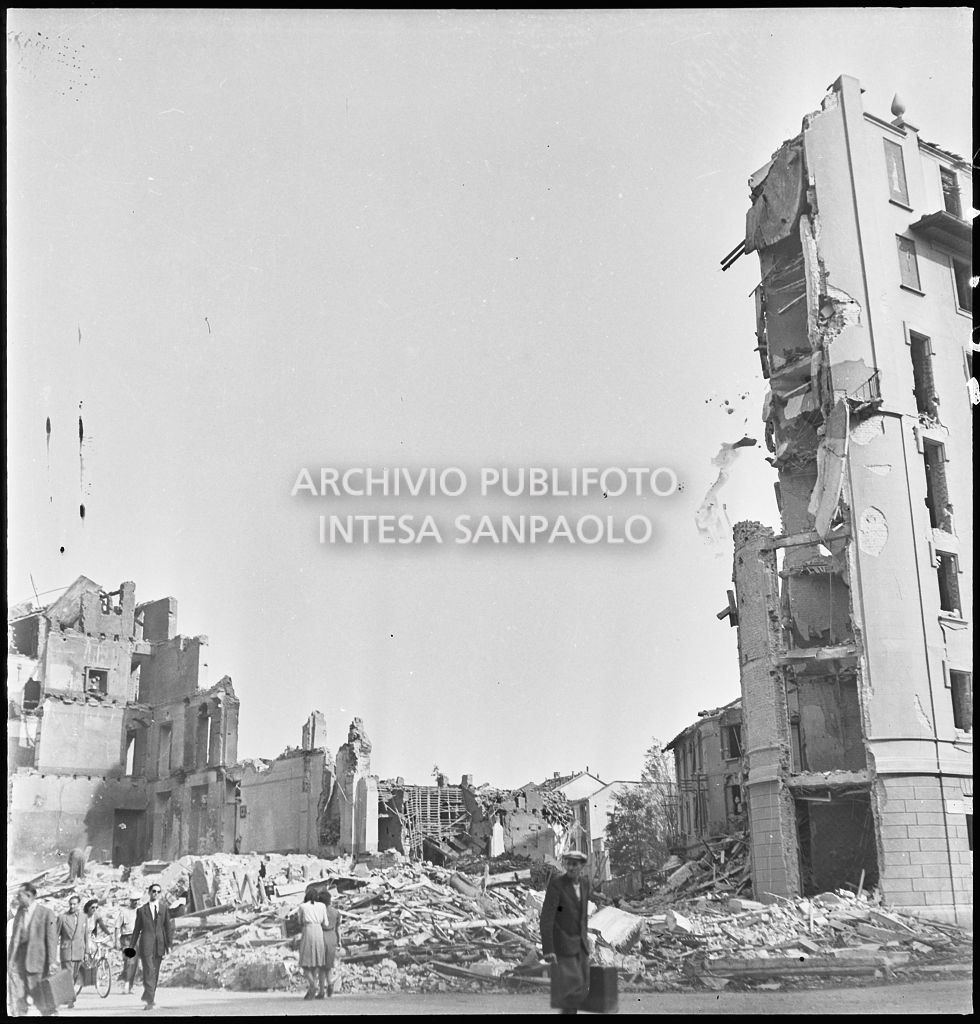 Passanti in via Piero della Francesca dopo i bombardamenti che hanno distrutto gli edifici della via