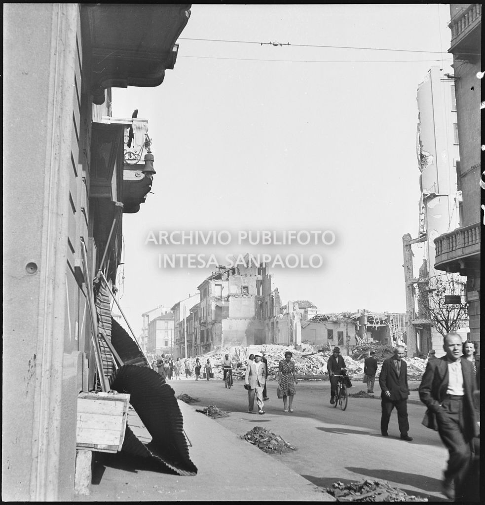Passanti in via Piero della Francesca dopo i bombardamenti che hanno distrutto gli edifici della via
