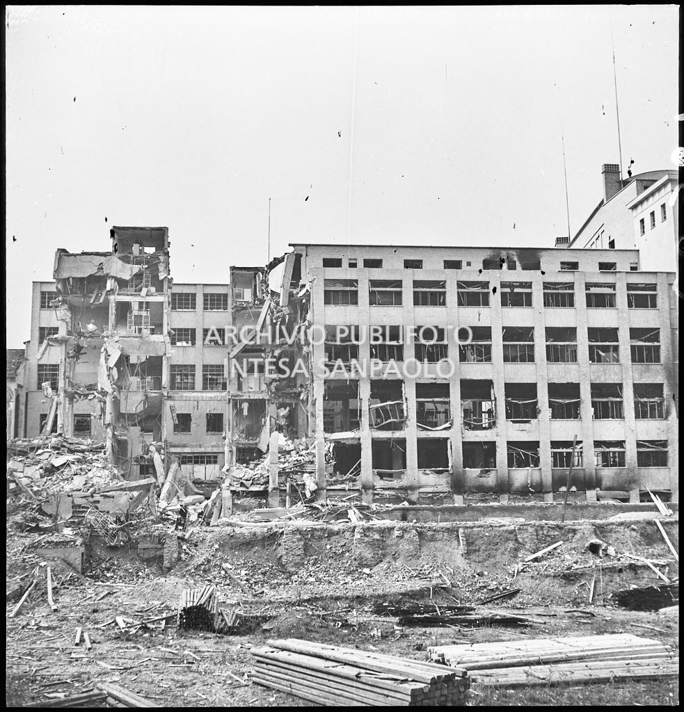 Area interna del Palazzo del Popolo d'Italia, poi Palazzo dell'Informazione, in piazza Cavour a Milano, danneggiato dai bombardamenti.
