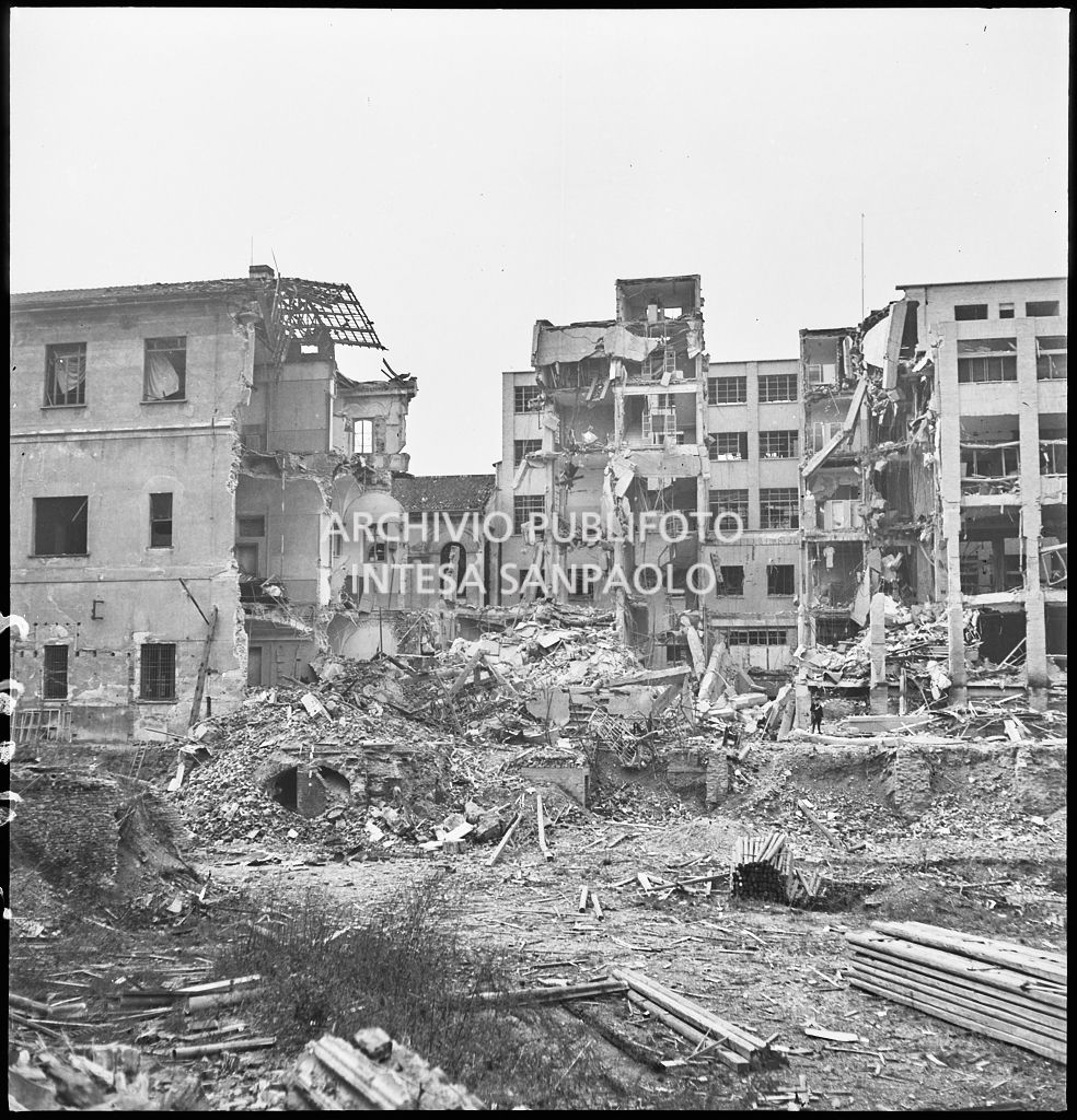 Area interna del Palazzo del Popolo d'Italia, poi Palazzo dell'Informazione, in piazza Cavour a Milano, danneggiato dai bombardamenti. Sulla sinistra un edificio sventrato