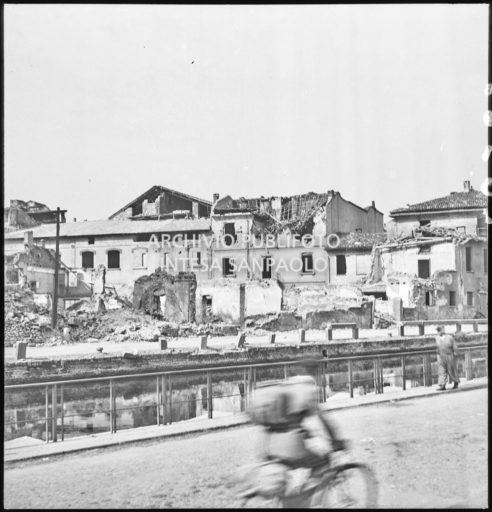 Edifici bombardati lungo il Naviglio Pavese