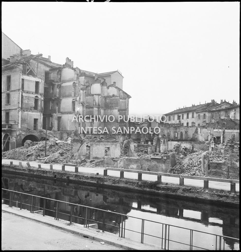 Edifici bombardati lungo il Naviglio Pavese