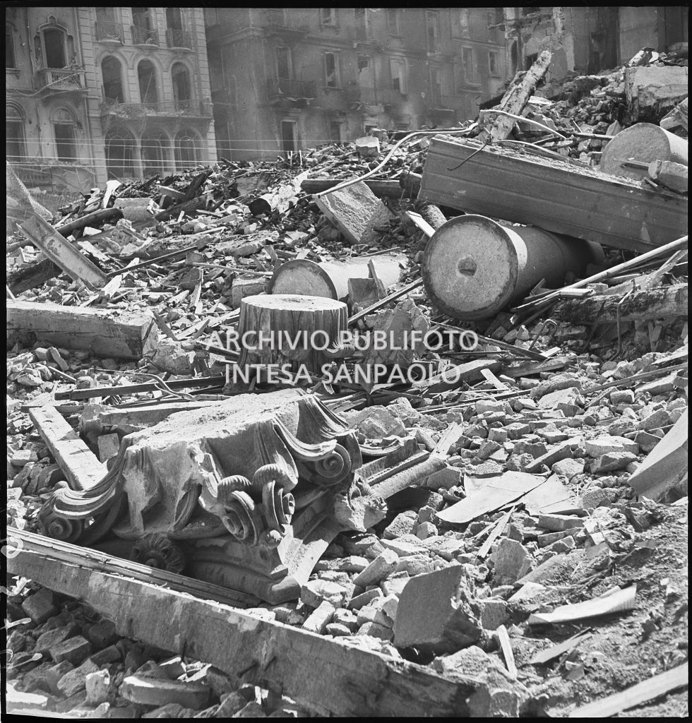 Macerie in piazza San Carlo a Milano, all'indomani dei bombardamenti: si riconoscono pezzi delle colonne della basilica di San Carlo al Corso divelte durante gli attacchi aerei