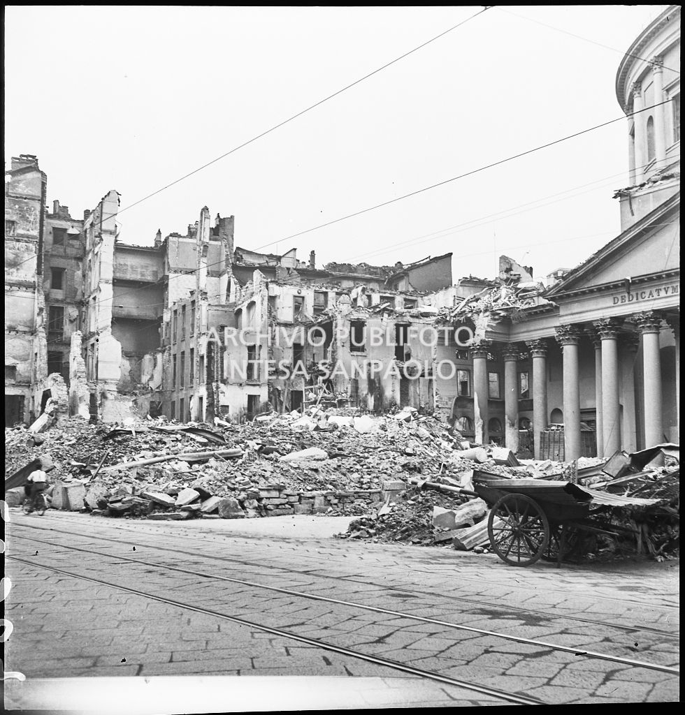 Scorcio di corso Vittorio Emanuele II e di piazza San Carlo, a Milano: cumuli di macerie degli edifici e della basilica di San Carlo al Corso gravemente danneggiati dai bombardamenti