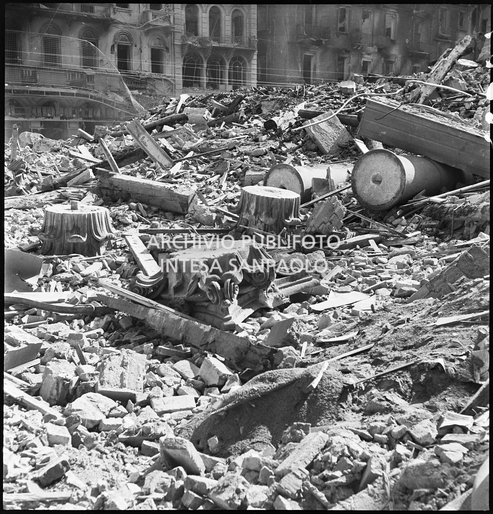 Macerie in piazza San Carlo a Milano, all'indomani dei bombardamenti: si riconoscono pezzi delle colonne della basilica di San Carlo al Corso divelte durante gli attacchi aerei