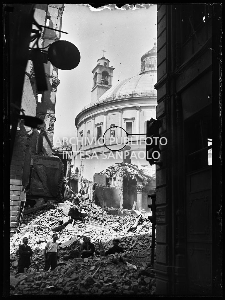 Scorcio della cupola della basilica di San Carlo al Corso e di piazza San Carlo, all'indomani dei bombardamenti. La piazza è ingombra delle macerie degli edifici e della basilica gravemente danneggiati durante gli attacchi aerei