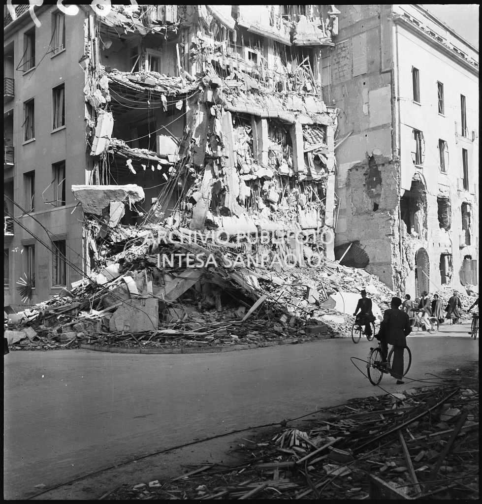 Edificio distrutto dai bombardamenti in via San Damiano a Milano