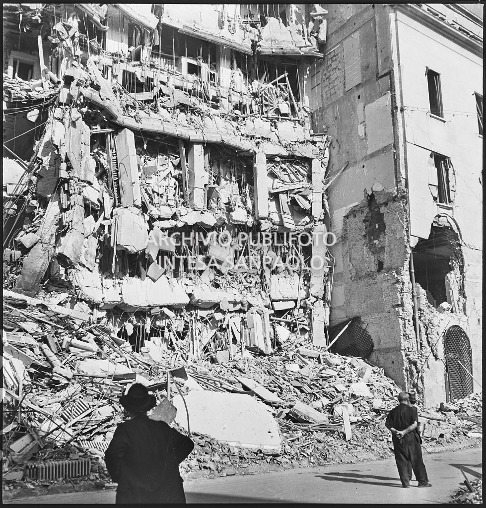 Edificio distrutto dai bombardamenti in via San Damiano a Milano