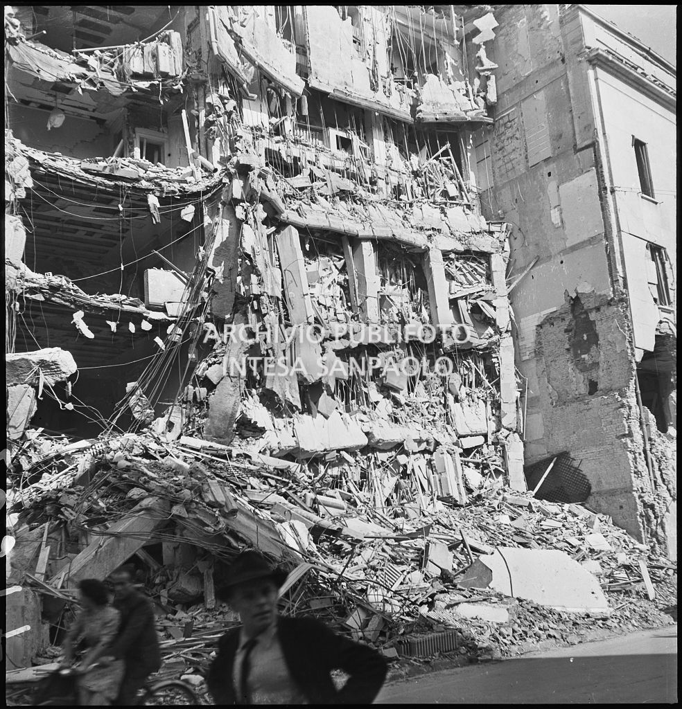 Edificio distrutto dai bombardamenti in via San Damiano a Milano