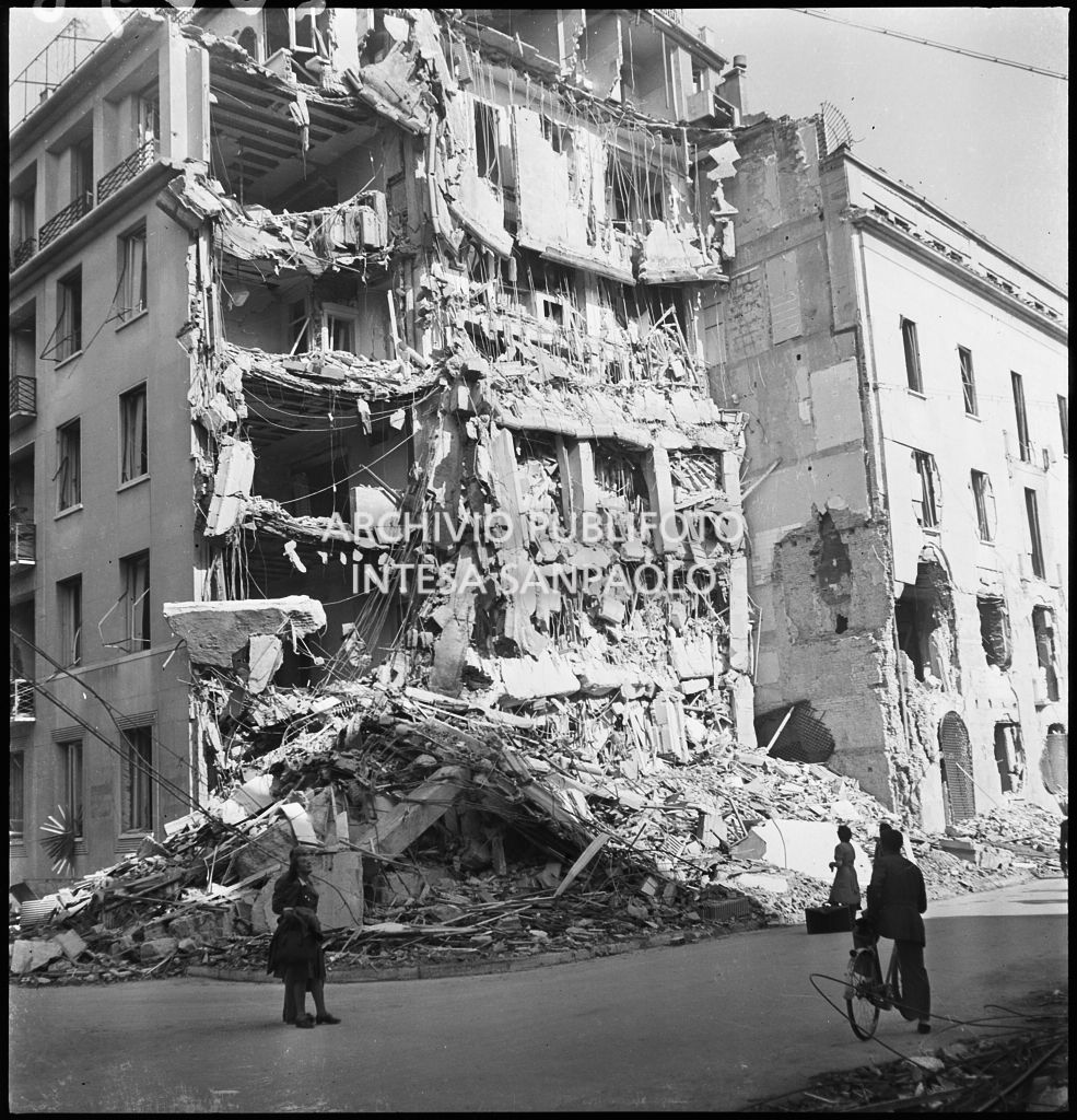 Edificio distrutto dai bombardamenti in via San Damiano a Milano