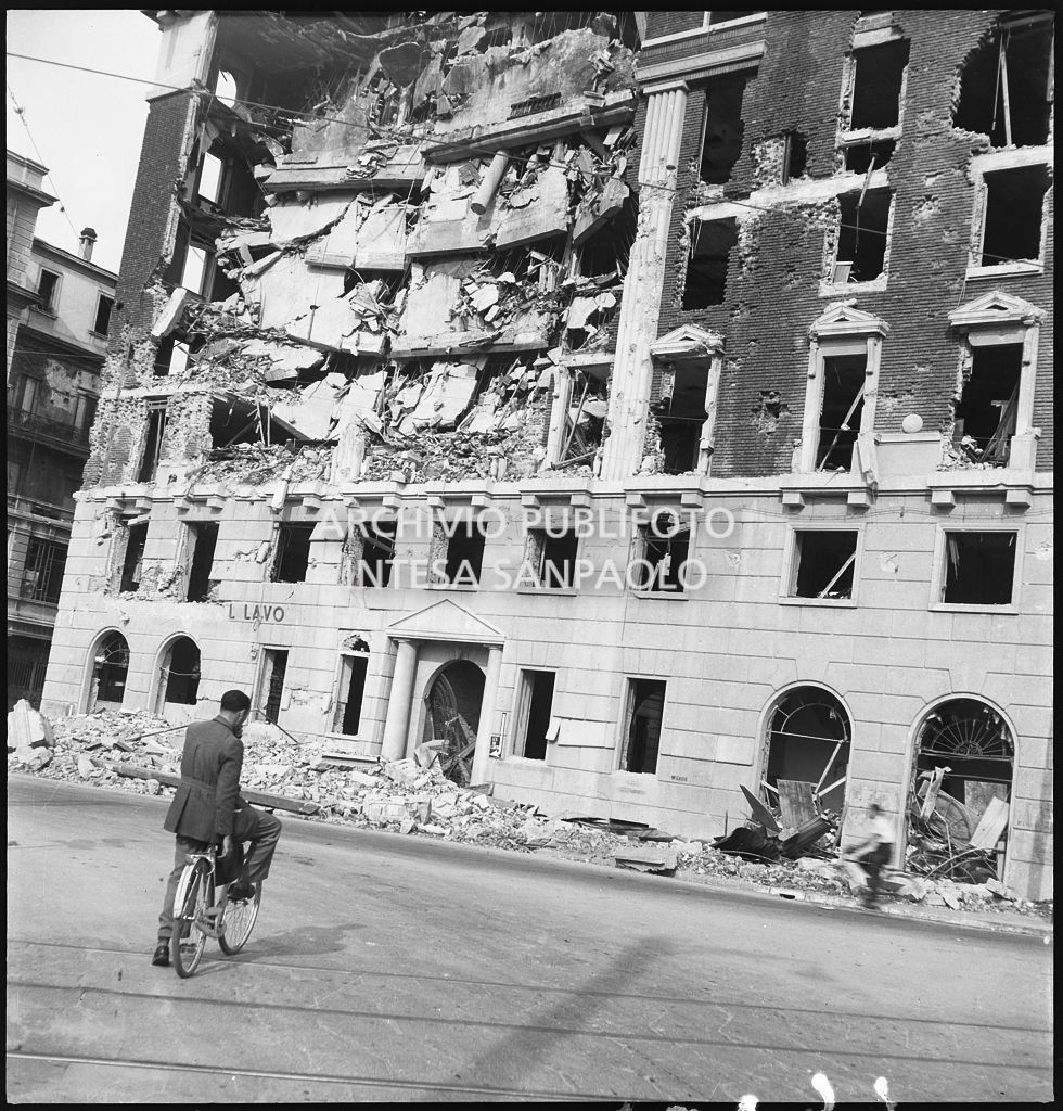 Edificio distrutto dai bombardamenti in via San Damiano a Milano
