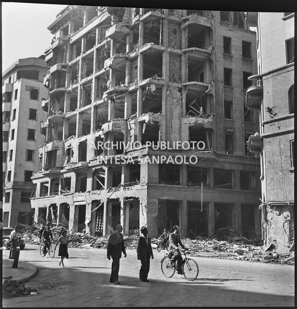 Edificio distrutto dai bombardamenti in via San Damiano a Milano