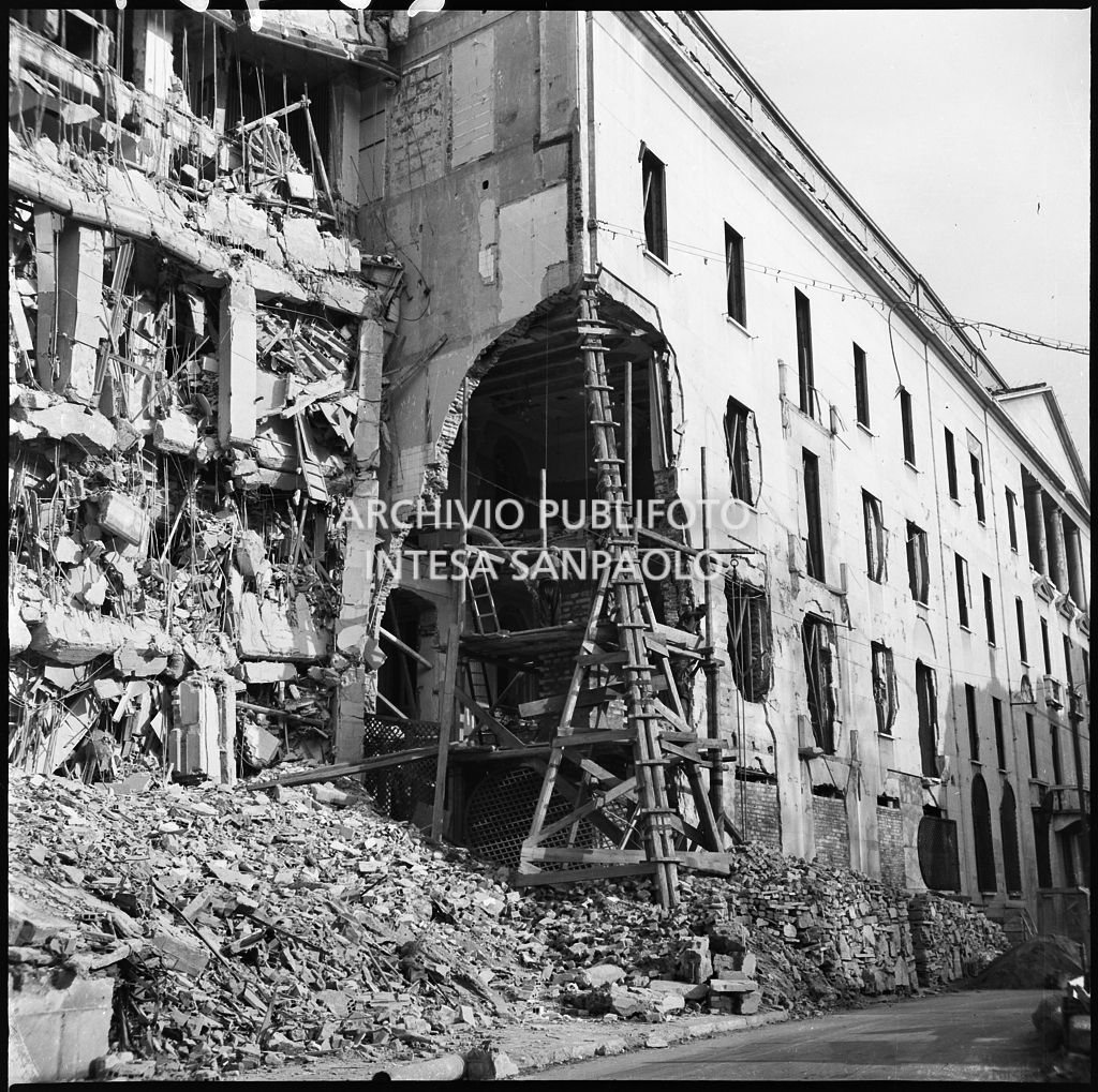 Edificio distrutto dai bombardamenti in via San Damiano a Milano