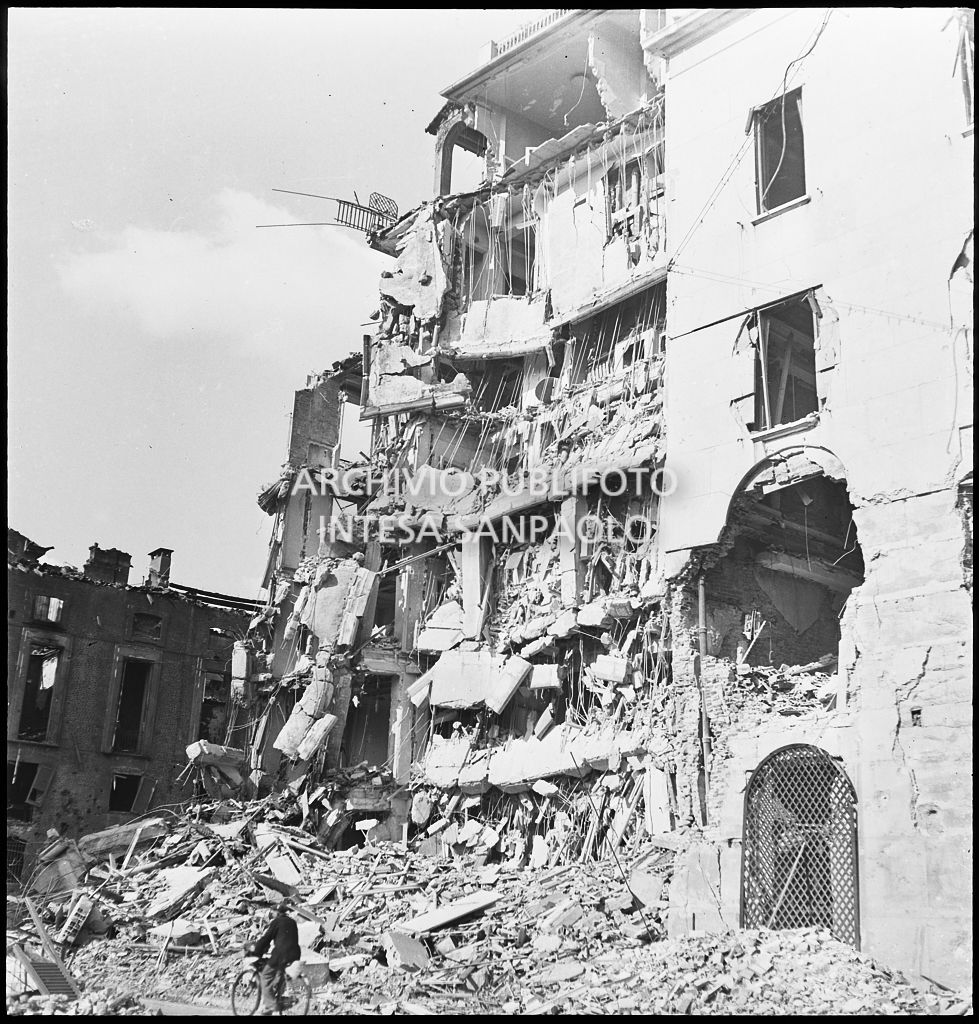 Edificio distrutto dai bombardamenti in via San Damiano a Milano