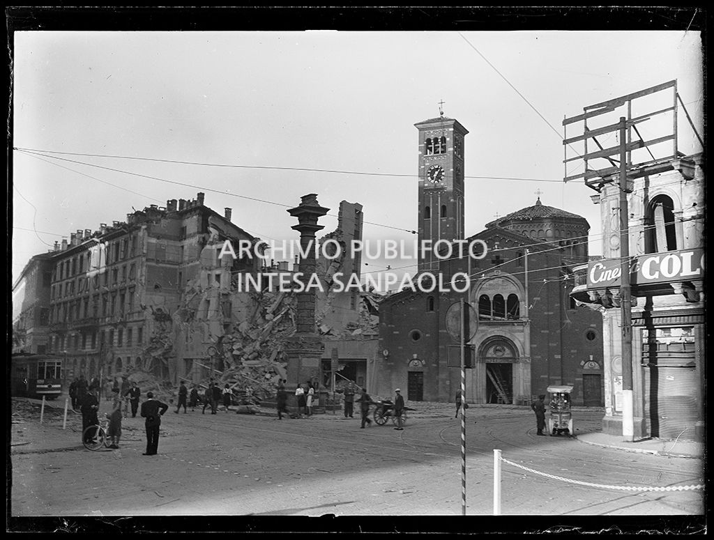 Largo San Babila (oggi piazza San Babila) a Milano, dopo i bombardamenti che hanno danneggiato la omonima basilica, la Colonna del Leone e distrutto un edificio in corso Venezia