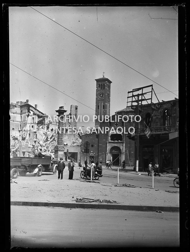 Basilica di San Babila, nell'omonimo largo (oggi piazza San Babila) a Milano, gravemente danneggiata dai bombardamenti così come la Colonna del Leone