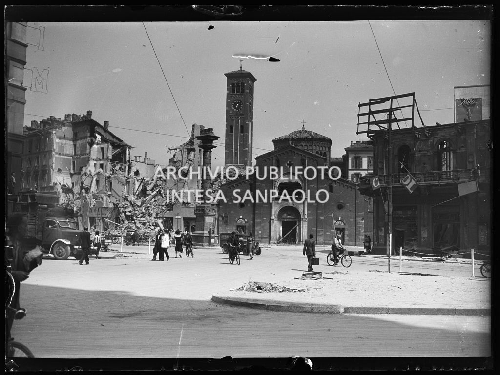 Largo San Babila (oggi piazza San Babila) a Milano, dopo i bombardamenti che hanno danneggiato la omonima basilica, la Colonna del Leone e distrutto un edificio in corso Venezia