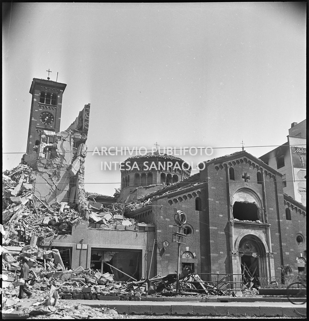 Basilica di San Babila, nell'omonimo largo (oggi piazza San Babila) a Milano, gravemente danneggiata dai bombardamenti così come l'edificio contiguo