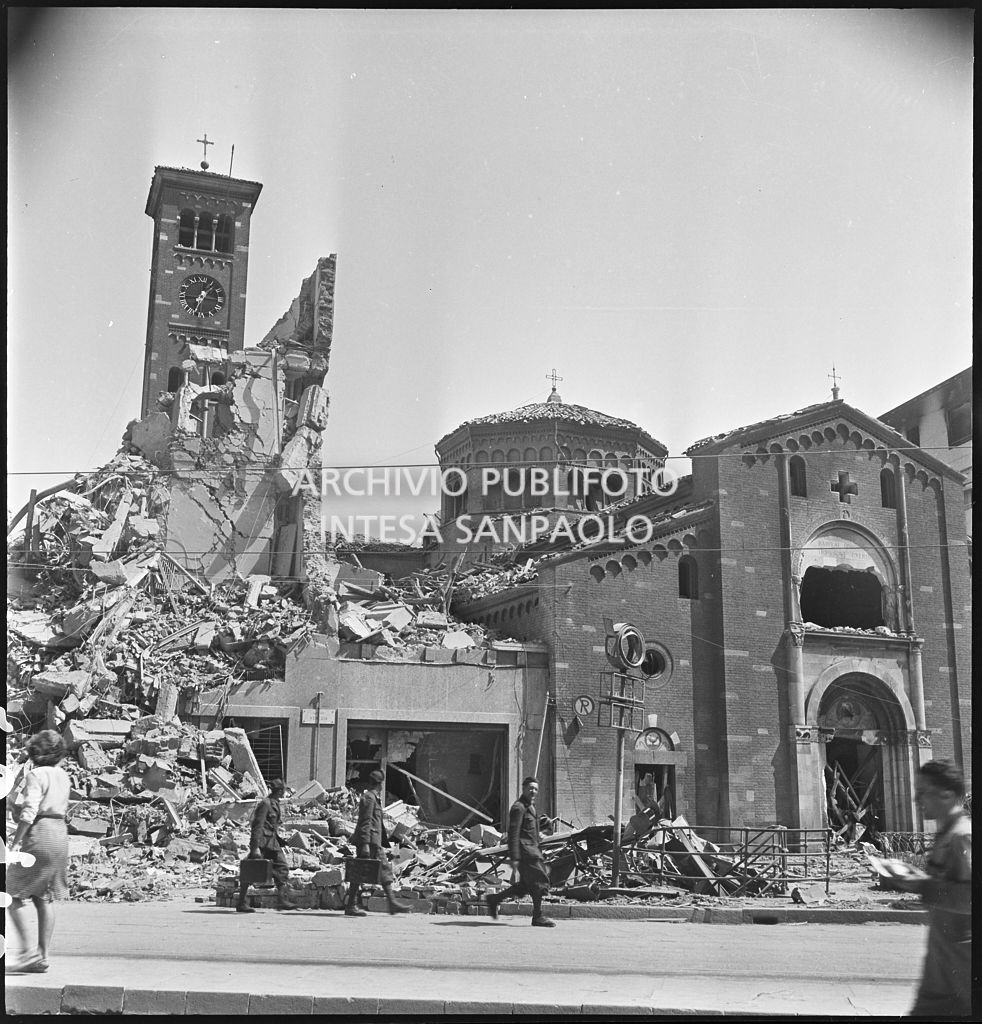Basilica di San Babila, nell'omonimo largo (oggi piazza San Babila) a Milano, gravemente danneggiata dai bombardamenti così come l'edificio contiguo
