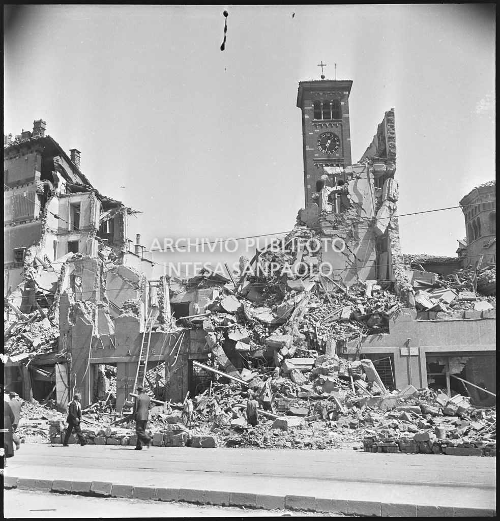 Edificio in corso Venezia, a Milano, contiguo alla basilica di San Babila, distrutto dai bombardamenti