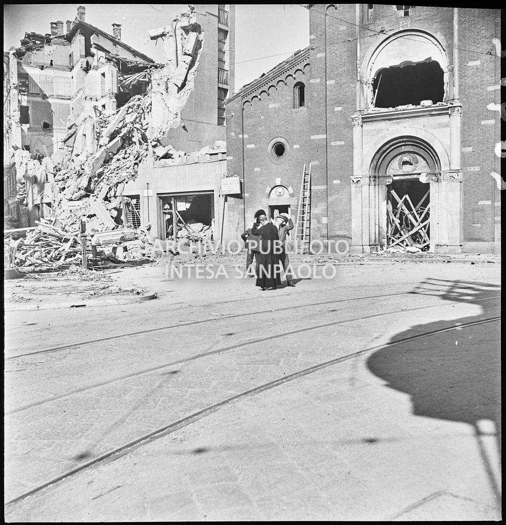 Scorcio della basilica di San Babila, nell'omonimo largo (oggi piazza San Babila) a Milano, gravemente danneggiata dai bombardamenti, così come l'edificio contiguo