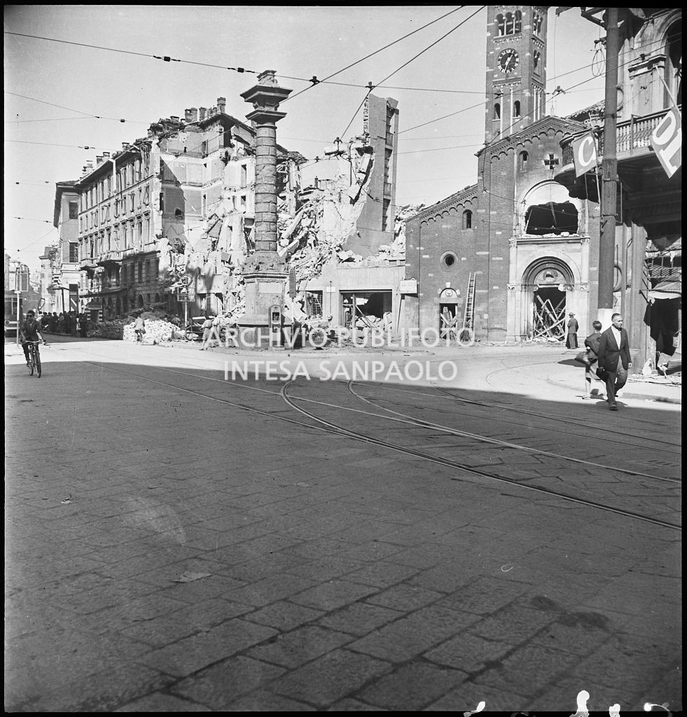 Scorcio di largo San Babila (oggi piazza San Babila) a Milano, dopo i bombardamenti che hanno danneggiato la omonima basilica, la Colonna del Leone e distrutto un edificio in corso Venezia
