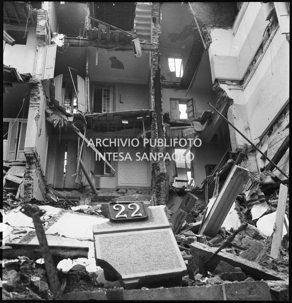 Edificio in via Santo Spirito a Milano, distrutto dai bombardamenti. In primo piano la targa del numero civico 22