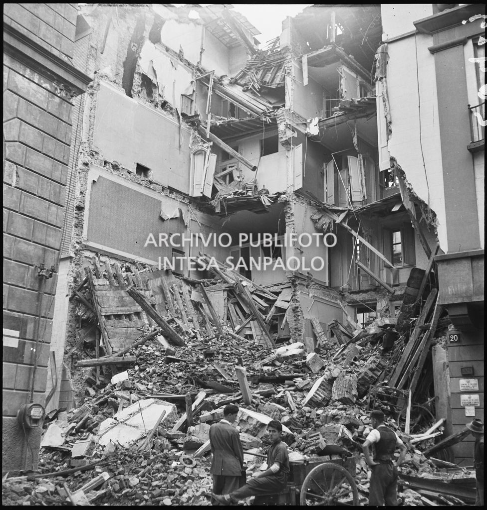 Edificio in via Santo Spirito a Milano, distrutto dai bombardamenti.