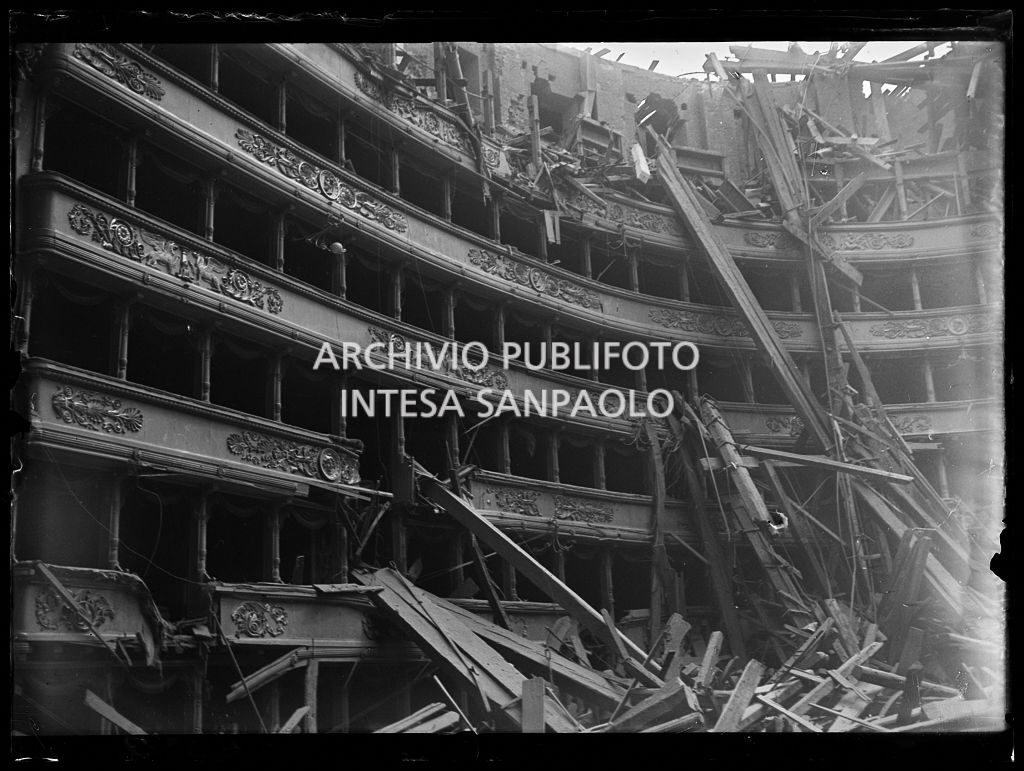 Palchi del Teatro alla Scala di Milano gravemente danneggiati dopo i bombardamenti che hanno causato il crollo del tetto e della volta centinata sottostante distruggendo in parte il quinto e sesto ordine di gallerie e danneggiando il proscenio e la platea